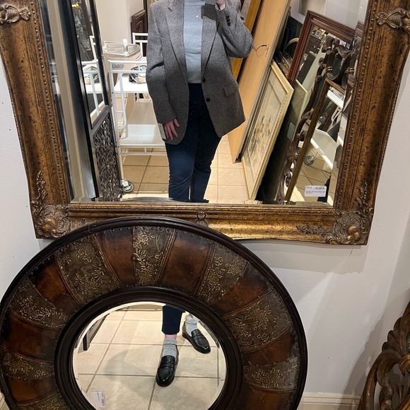 Welcome to my closet! Let’s shop! 🛍 - Picture 6 of 6